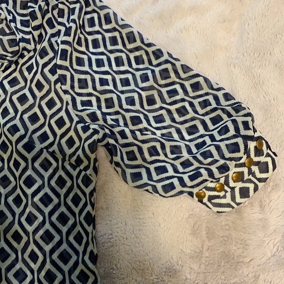 Patterned blouse. - Picture 3 of 3